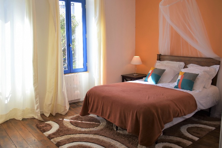 Grande chambre double avec dressing et lit de 160 x 200 cm
