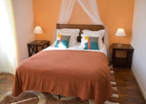 Grande chambre double avec dressing et lit de 160 x 200 cm