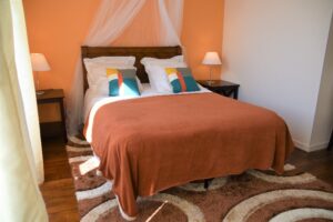 Grande chambre double avec dressing et lit de 160 x 200 cm