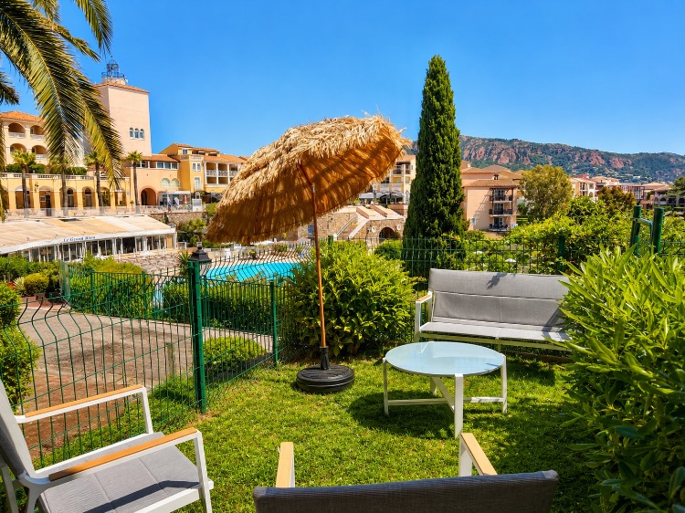 Photo du jardin qui donne sur le massif de l'Esterel, les piscines et la mer.