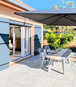 Prendre un repas au calme à l'ombre du parasol sur la terrasse de plain-pied