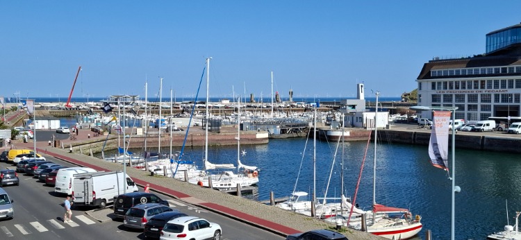 Vue sur port et mer.