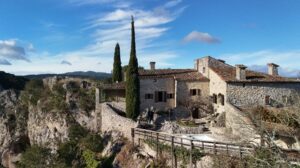 Maison construite sur la falaise, 54 mètres au dessus de l'Ardèche