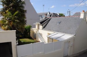 vue aérienne de la location avec son garage et sa palissade