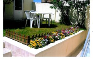 Pour la détente le jardinet avec son salon jardin
