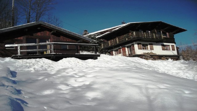 Ensemble de 2 chalets 14/16 personnes. Face au massif du Mont Blanc. Pied des pistes. Départ de randonnées.