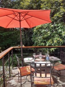 Terrasse ouest dominant le bois