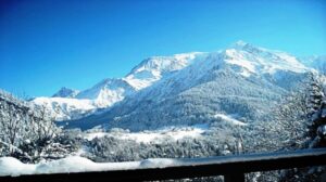 Vue sur le massif du Mont Blanc, en hiver.