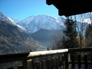 Vue sur le massif du Mont Blanc, en été.